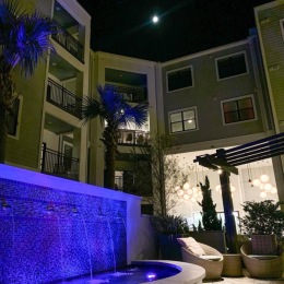 Cᴀɴ ʏᴏᴜ ғᴇᴇʟ ᴛʜᴇ ᴠɪʙᴇs?  Our courtyard has the perfect spots to sit back, relax, and enjoy your evening. ✨