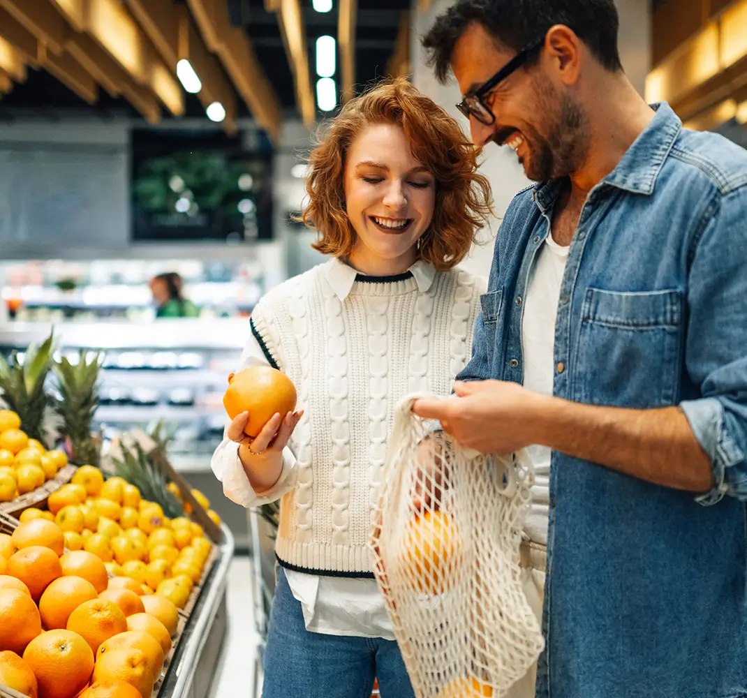 two people shopping at Aldi's
